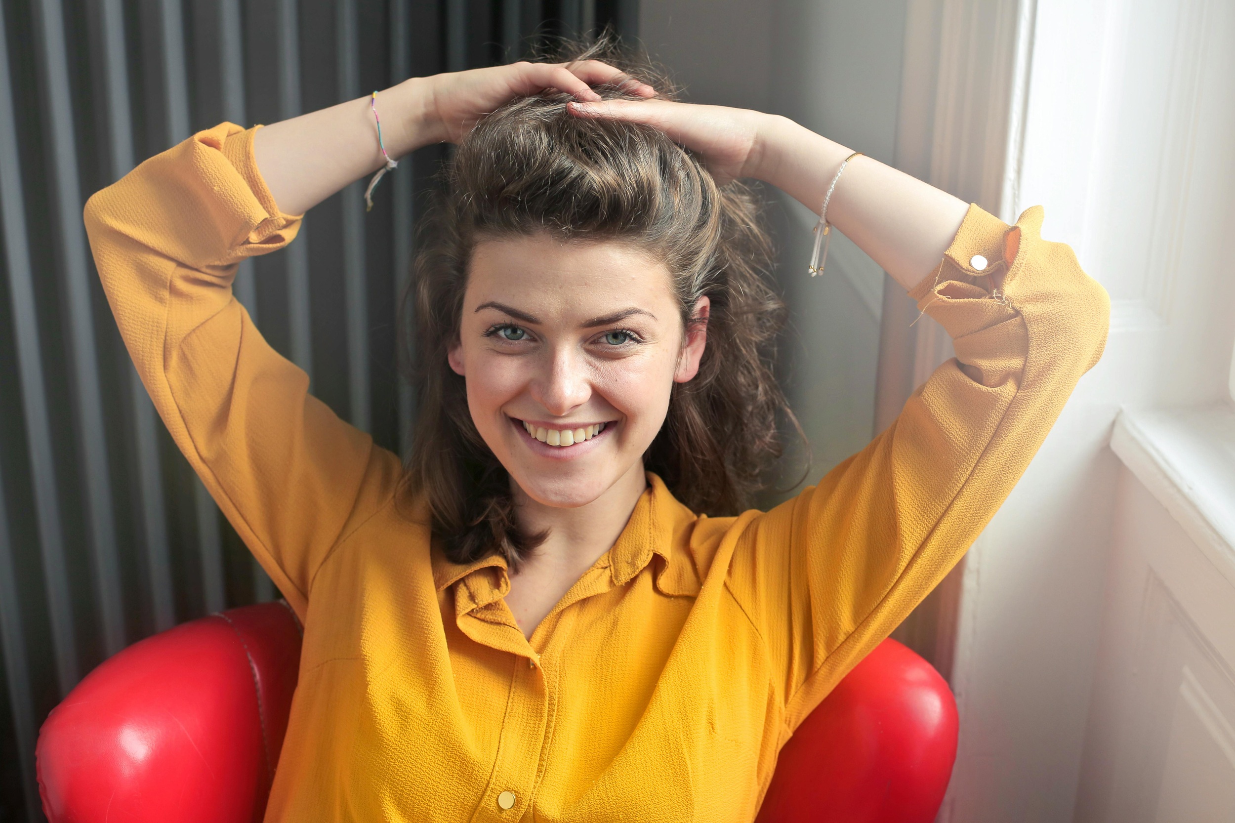 pexels FEMME HEUREUSE jeune jaune rouge.2500pix pexels FEMME HEUREUSE jeune jaune rouge.2500pix